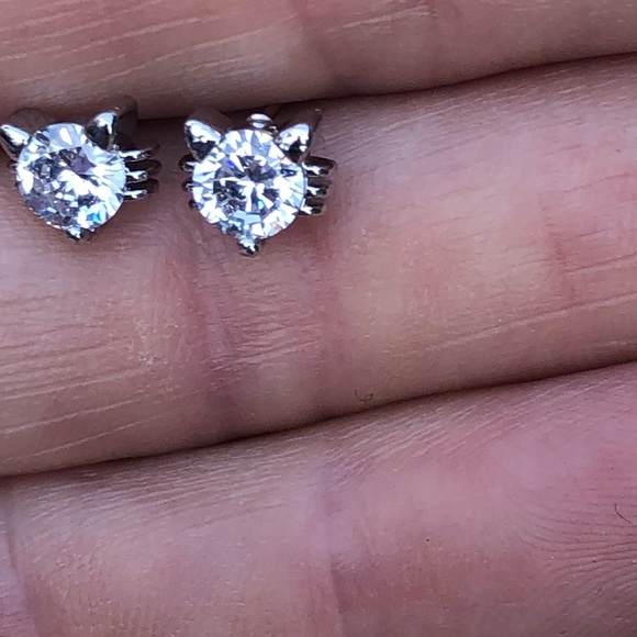 NEW RESTOCKED Dog/cat diamond earrings stud - Picture 3 of 3